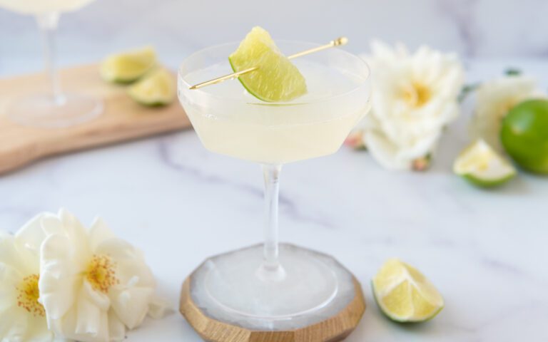 non alcoholic gin mocktail with white flowers and limes